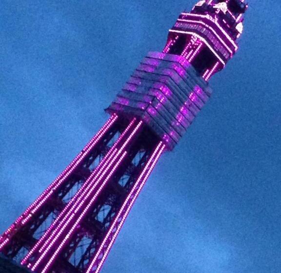 Трехместный Номер Стандарт с Видом, Wilsons Hotel   Blackpool Tower View