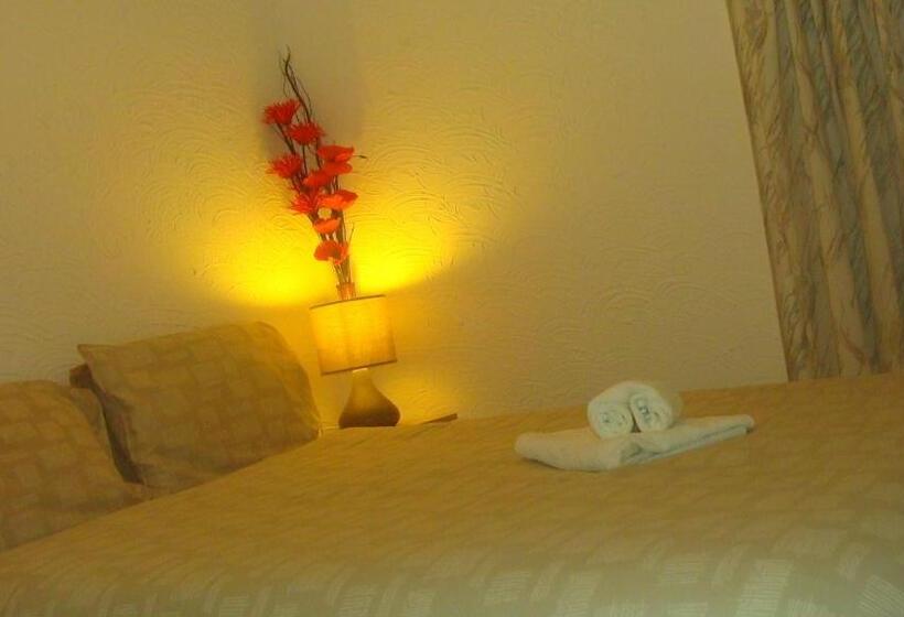 Трехместный Номер Стандарт с Видом, Wilsons Hotel   Blackpool Tower View