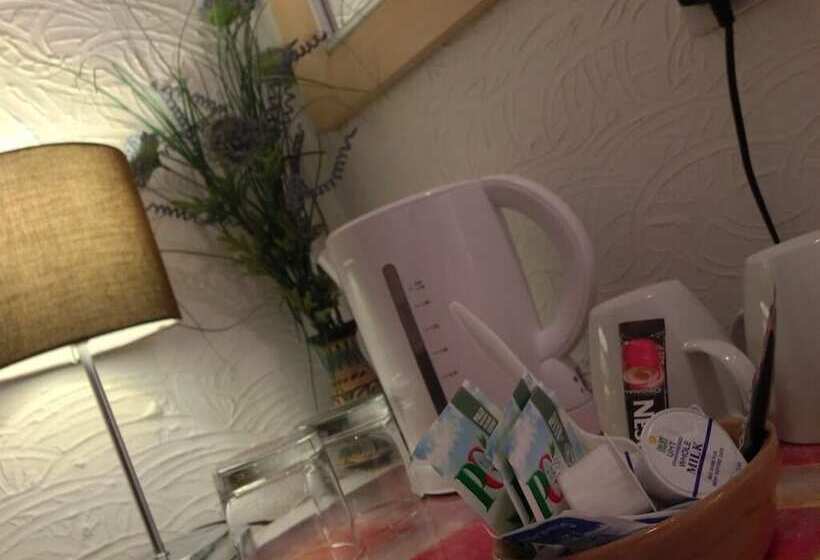 Номер Стандарт, Wilsons Hotel   Blackpool Tower View