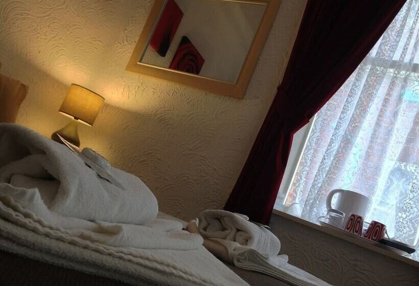 Номер Стандарт, Wilsons Hotel   Blackpool Tower View