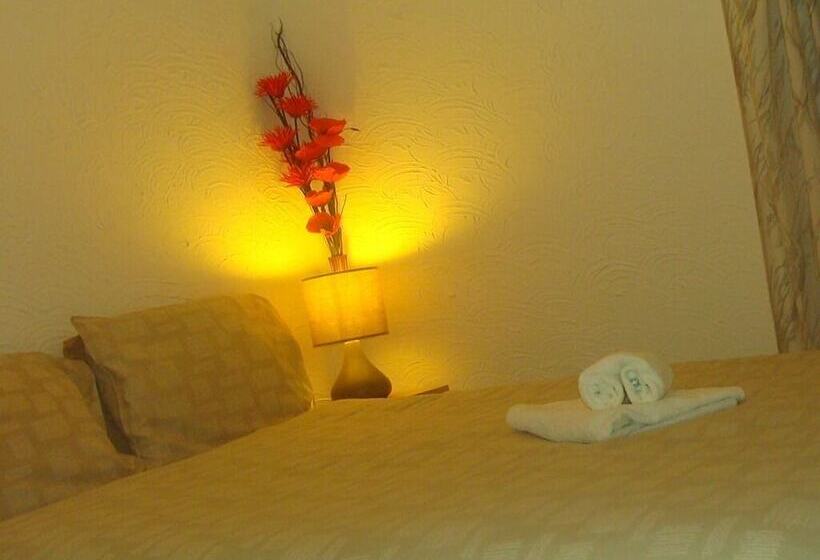 Номер Стандарт, Wilsons Hotel   Blackpool Tower View