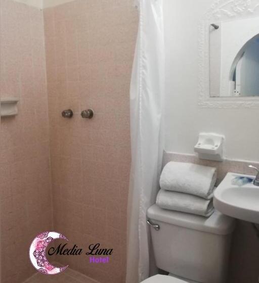 غرفه قياسيه سريرين مزدوجين, Media Luna