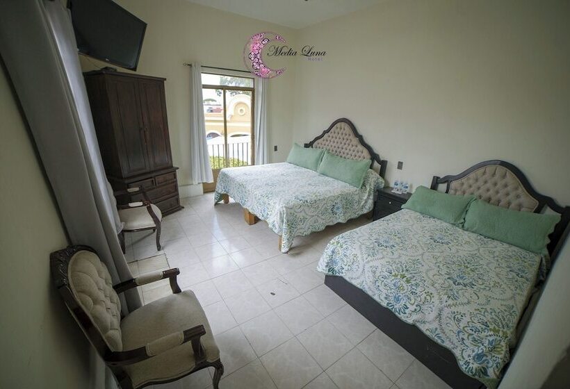 غرفة عائلية, Media Luna