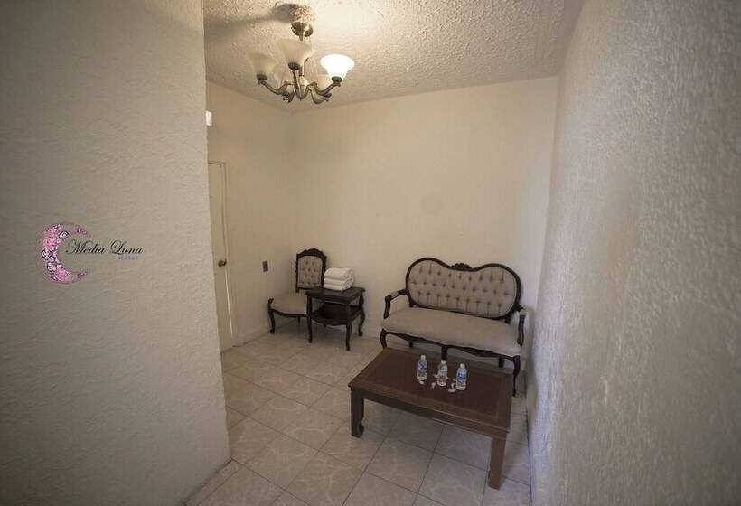 غرفة عائلية, Media Luna