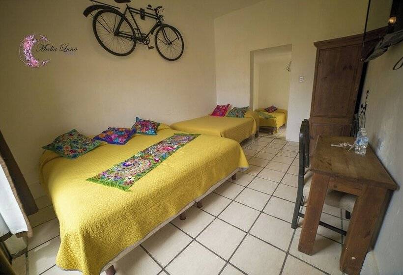 غرفة عائلية, Media Luna