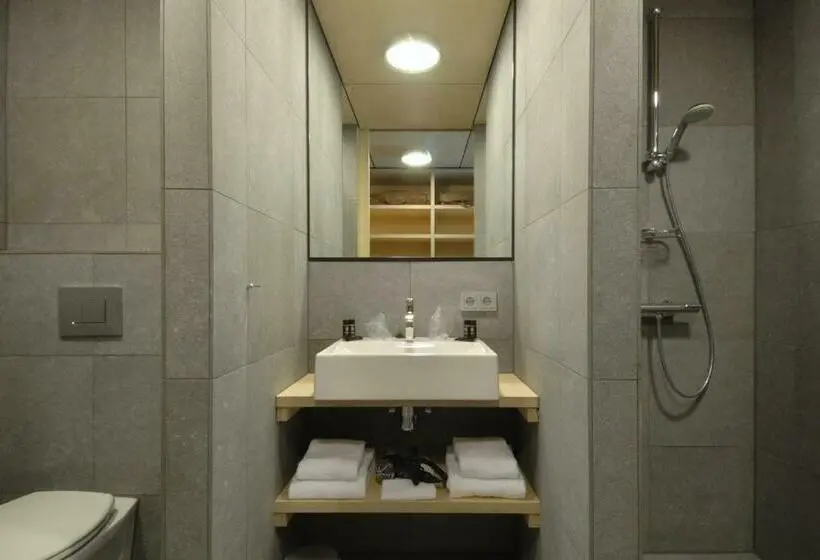 コンフォートルーム, Golf Lodge