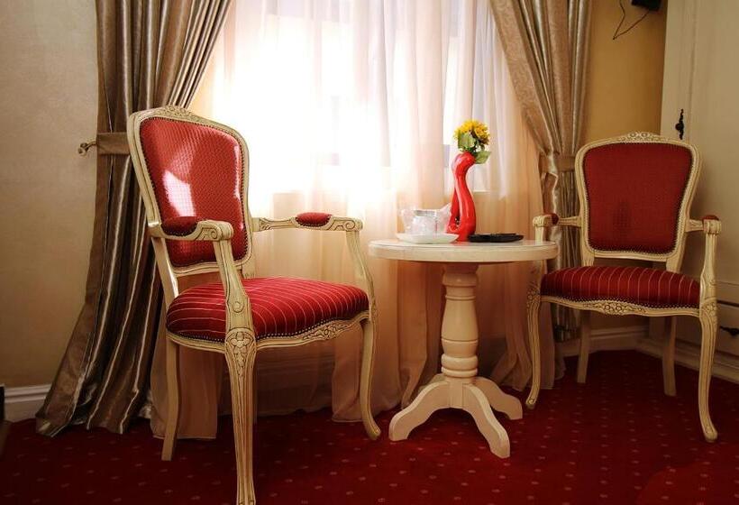 غرفة قياسية, Pensiunea Adolescenta