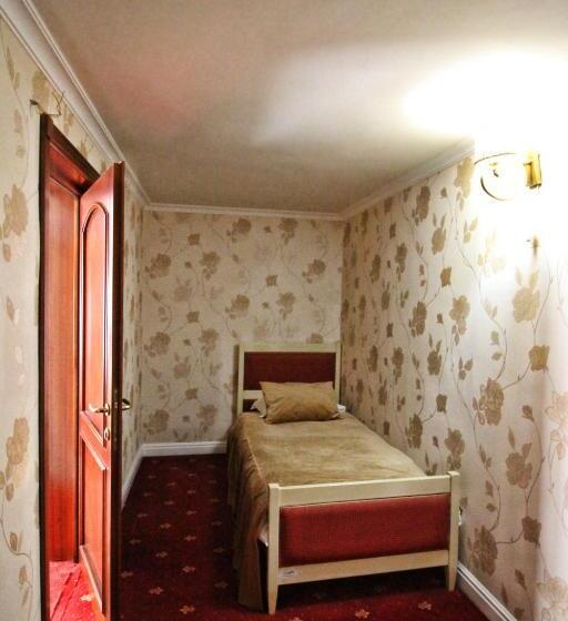 דירת חדר, Pensiunea Adolescenta