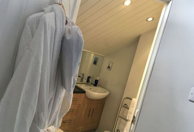 高级三人间, Cartref Guest House