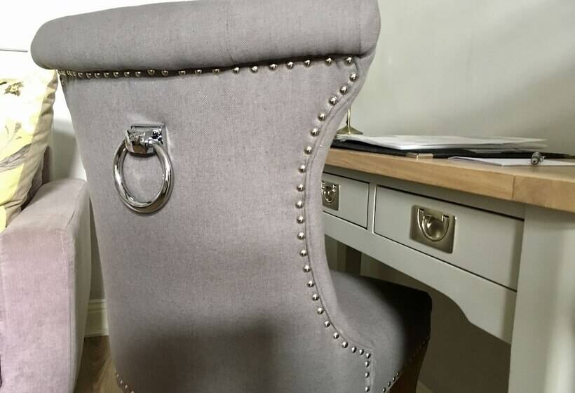 高级三人间, Cartref Guest House