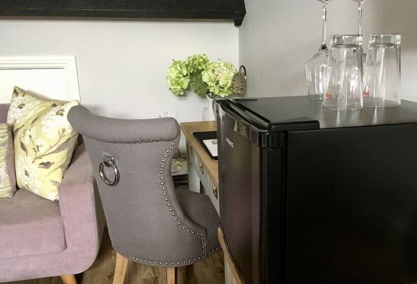 高级三人间, Cartref Guest House