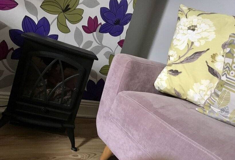 高级三人间, Cartref Guest House