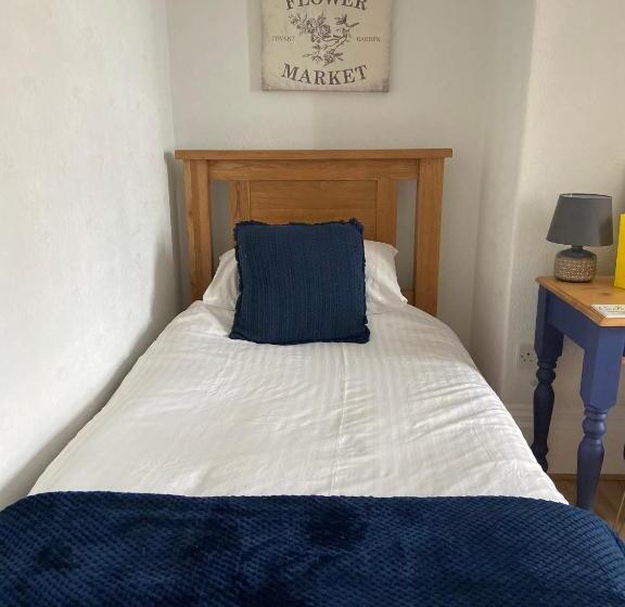 高级三人间, Cartref Guest House