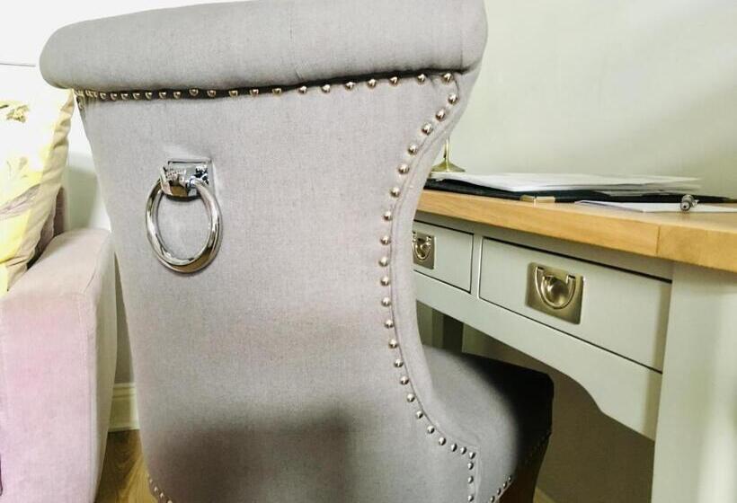 高级三人间, Cartref Guest House