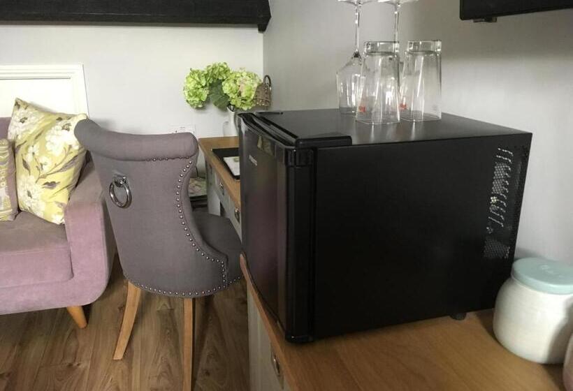 高级三人间, Cartref Guest House