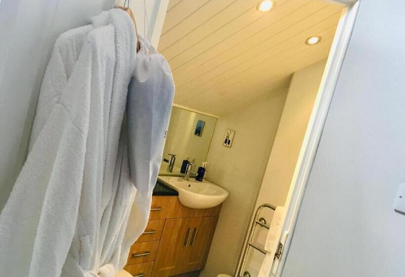 高级三人间, Cartref Guest House