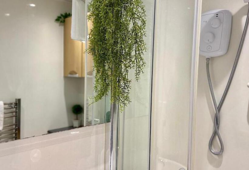 高级三人间, Cartref Guest House