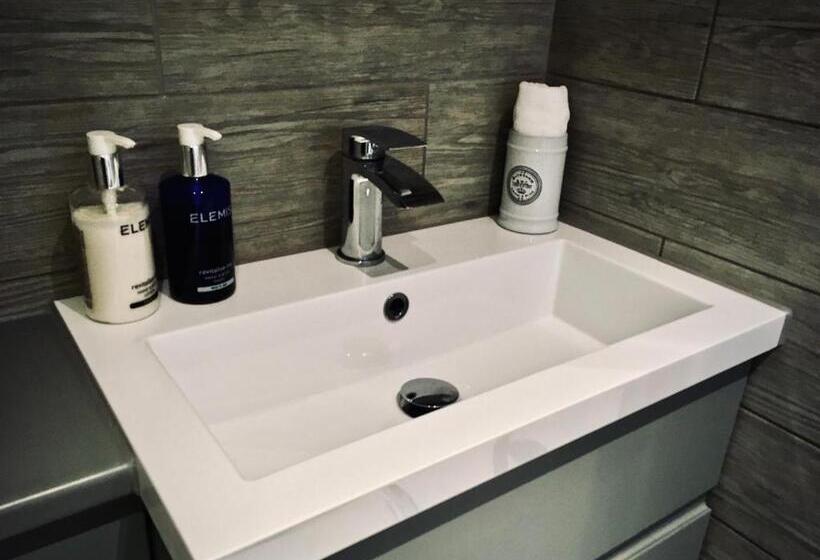 带大床的豪华间, Cartref Guest House