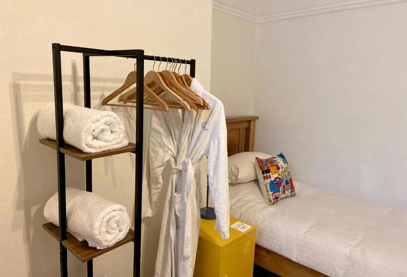 اتاق استاندارد سه نفره, Cartref Guest House