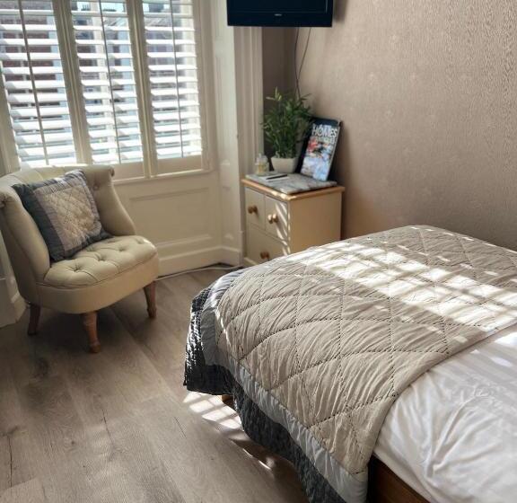 اتاق استاندارد یک نفره, Cartref Guest House