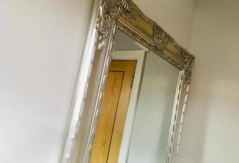 اتاق استاندارد سه نفره, Cartref Guest House