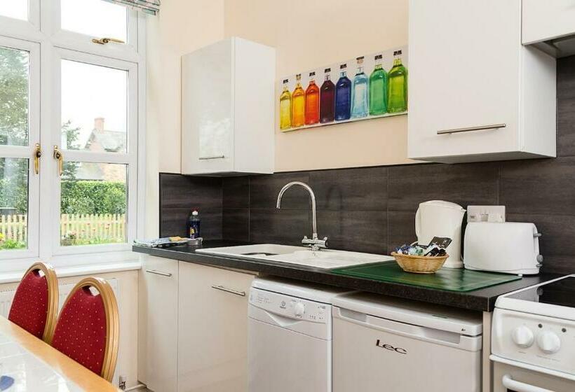 شقة غرفة نوم واحدة بالطابق الأرضى, Heywood Hall