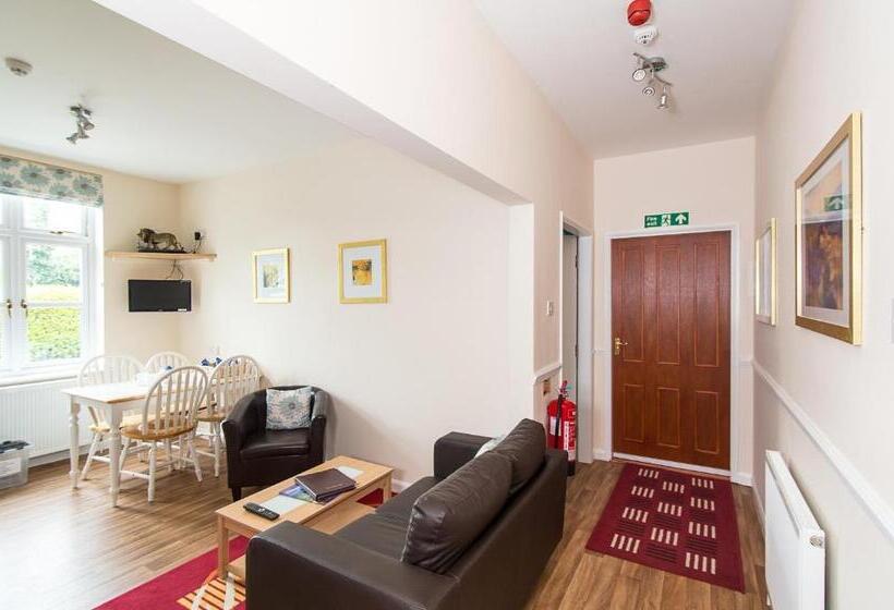 شقة غرفتين, Heywood Hall