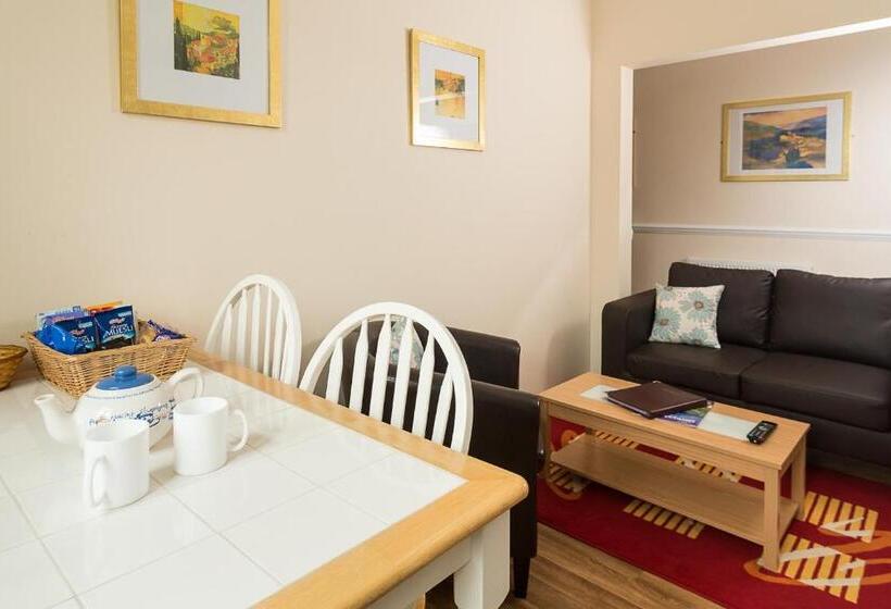 شقة غرفتين, Heywood Hall