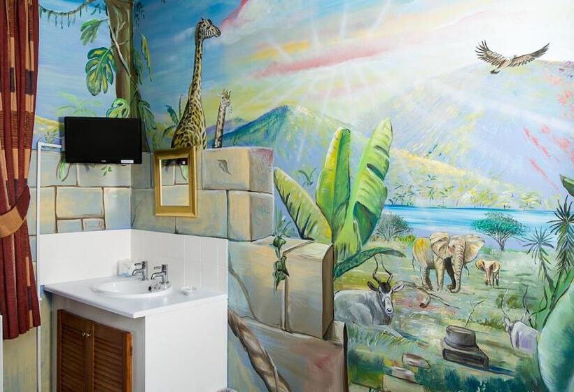 شقة غرفتين, Heywood Hall