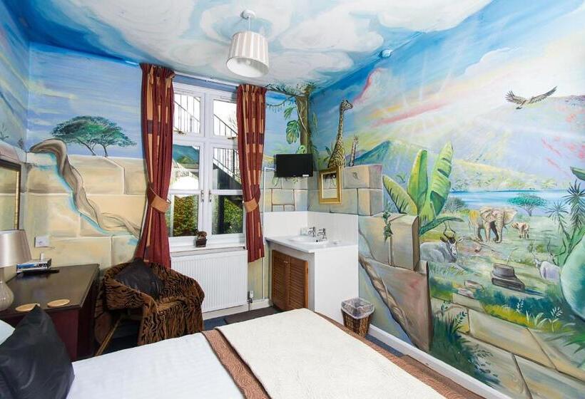 شقة غرفتين, Heywood Hall