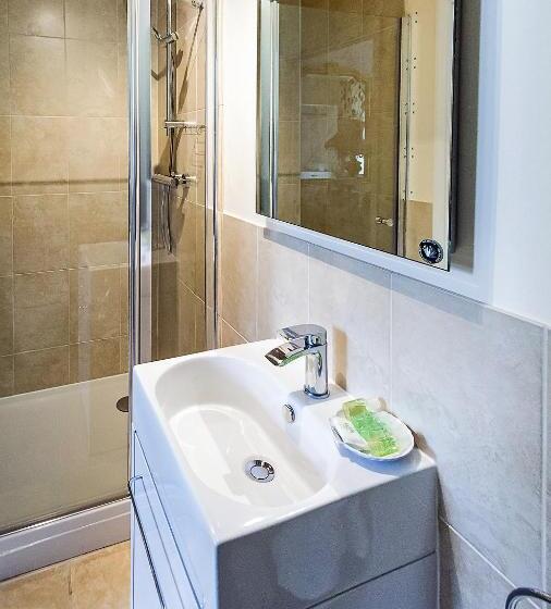 شقة غرفة واحدة, Heywood Hall