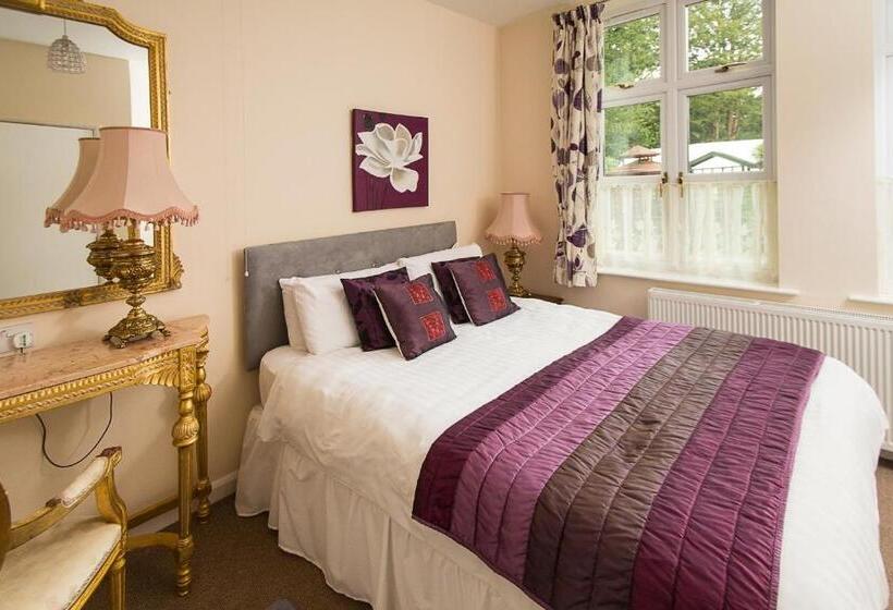 شقة غرفة واحدة, Heywood Hall