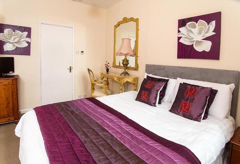 شقة غرفة واحدة, Heywood Hall