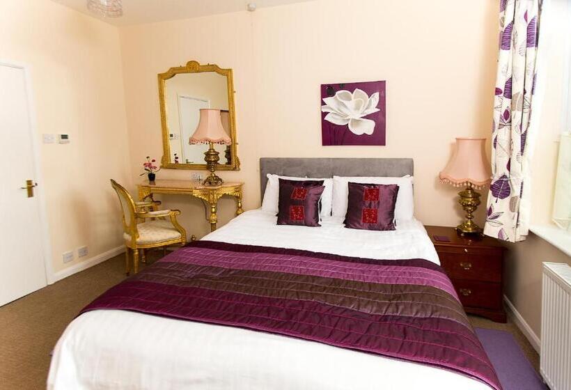 شقة غرفة واحدة, Heywood Hall