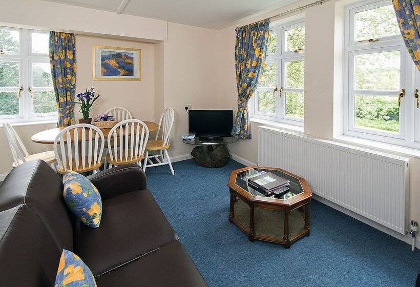 شقة غرفة واحدة, Heywood Hall