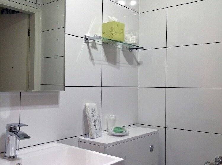 شقة غرفة واحدة, Heywood Hall