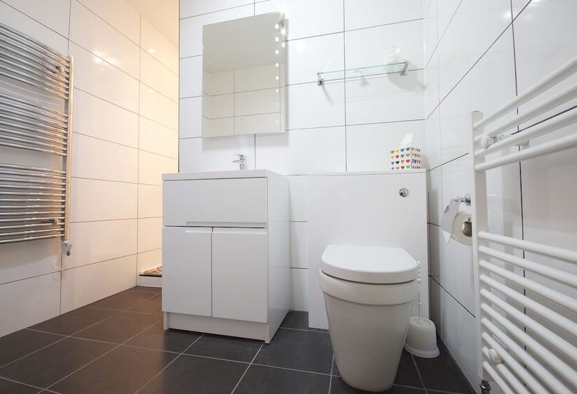 شقة غرفة واحدة, Heywood Hall