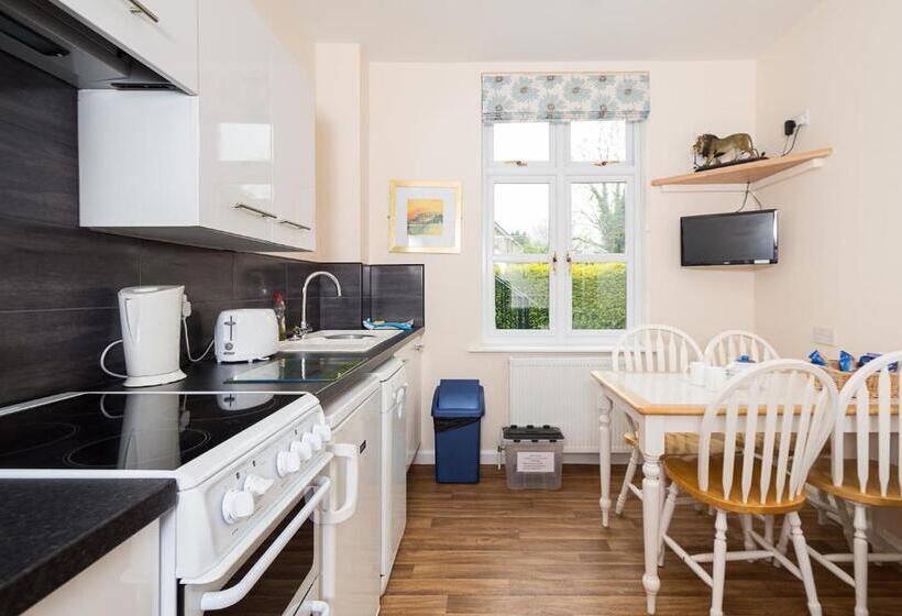 شقة غرفتين, Heywood Hall