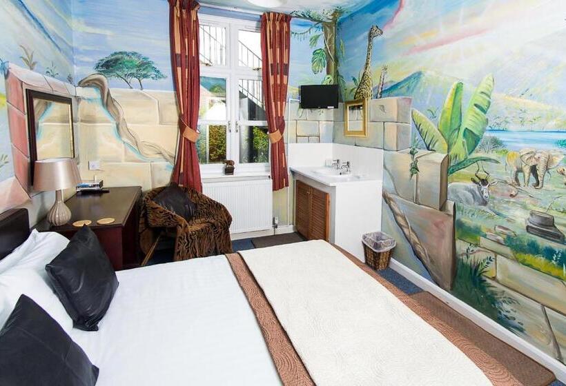 شقة غرفتين, Heywood Hall