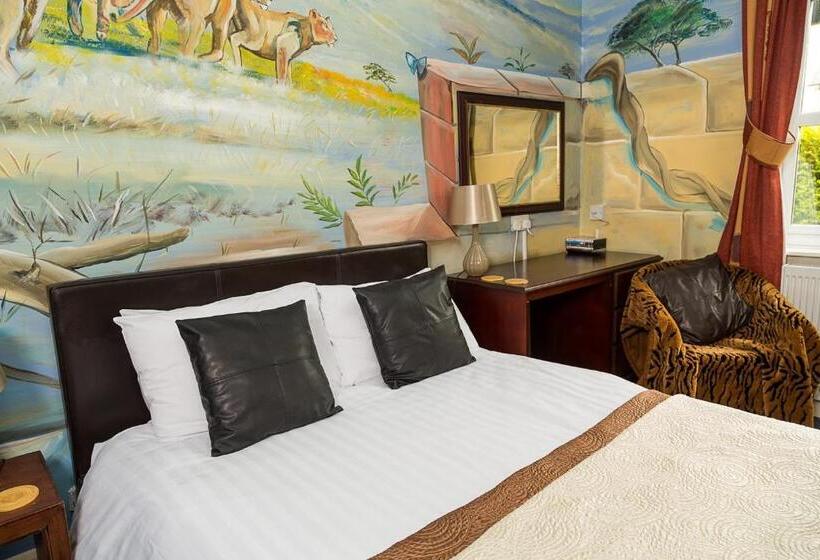 شقة غرفتين, Heywood Hall