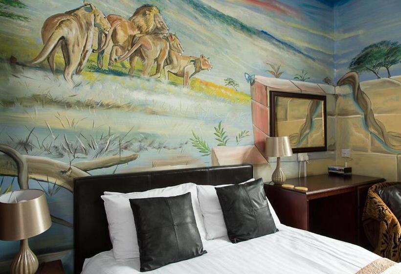 شقة غرفتين, Heywood Hall