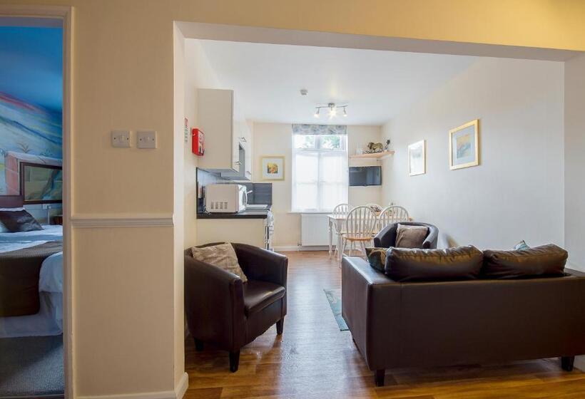 شقة غرفتين, Heywood Hall