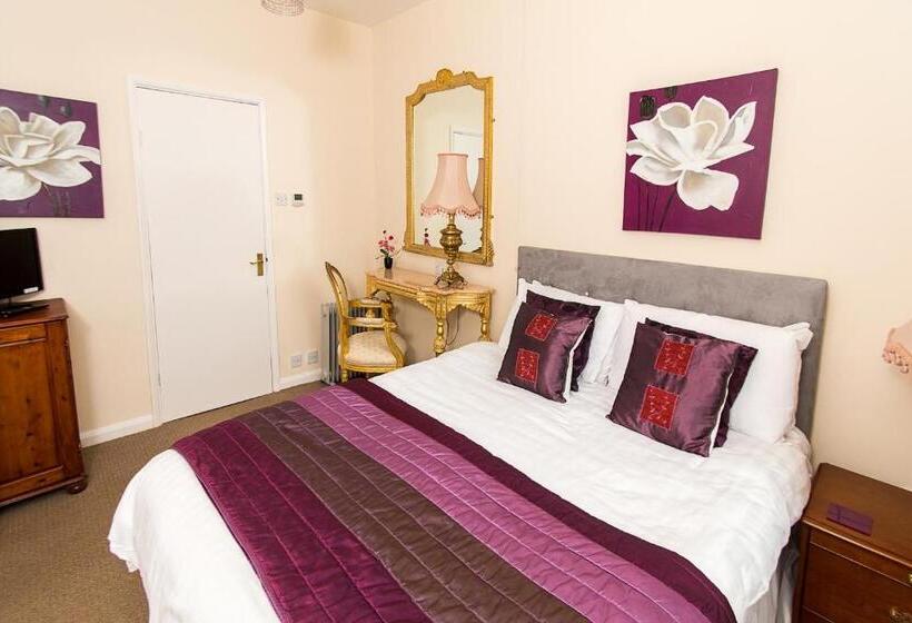 شقة غرفة واحدة, Heywood Hall