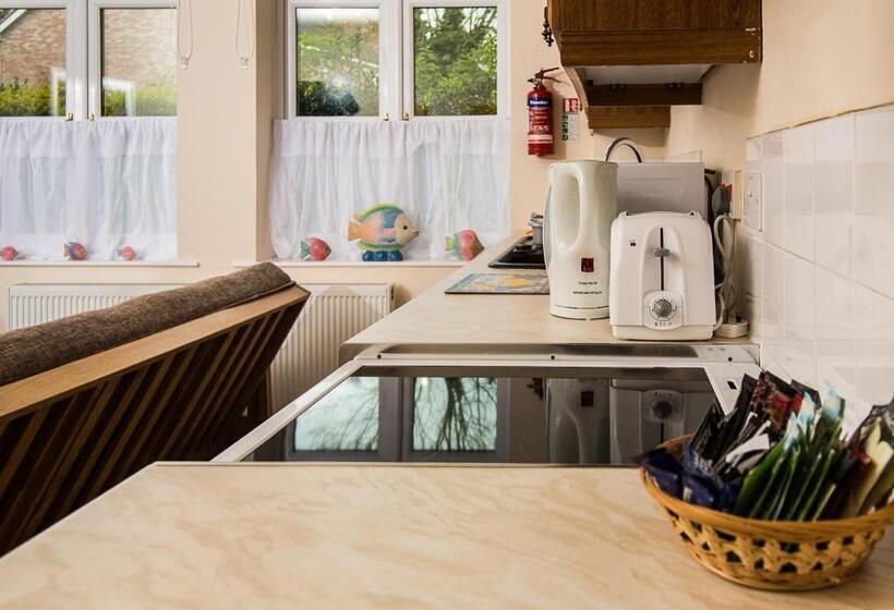 شقة غرفة واحدة, Heywood Hall