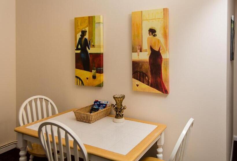 شقة غرفة واحدة, Heywood Hall