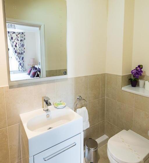 شقة غرفة واحدة, Heywood Hall