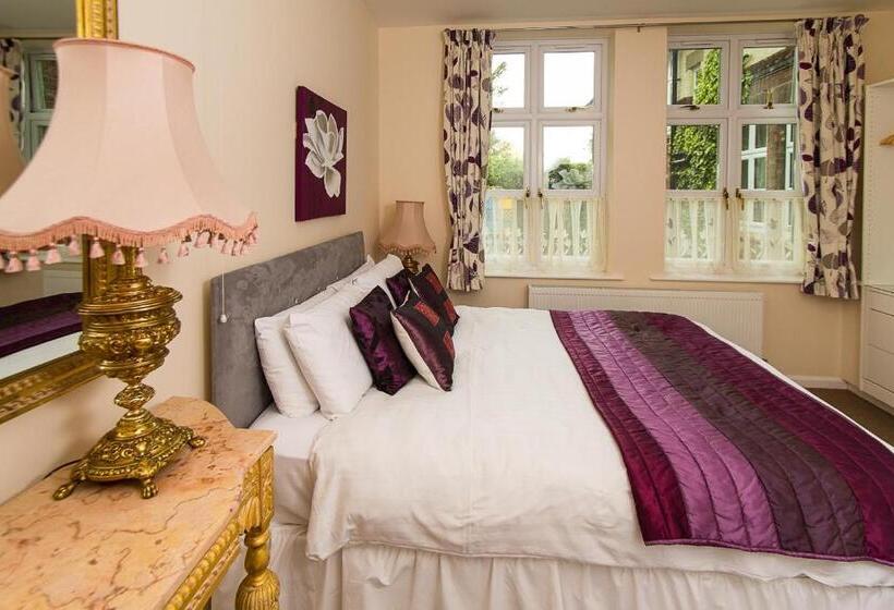 شقة غرفة واحدة, Heywood Hall