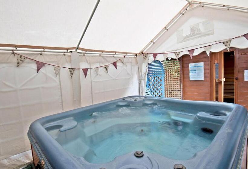 شقة غرفتين, Heywood Hall