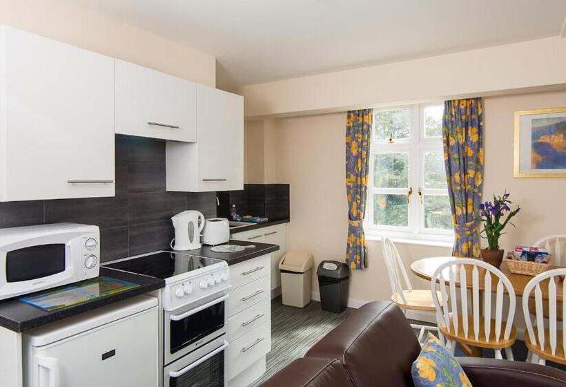 شقة غرفة واحدة, Heywood Hall