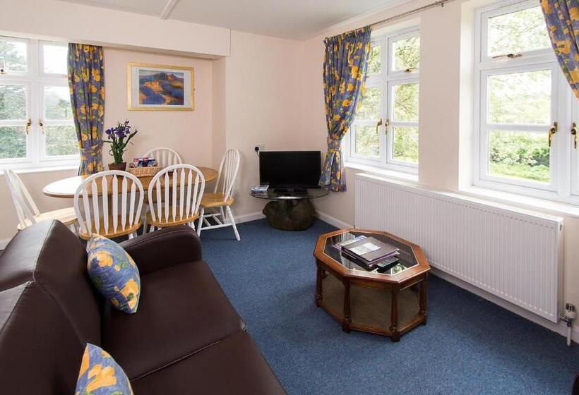 شقة غرفة واحدة, Heywood Hall